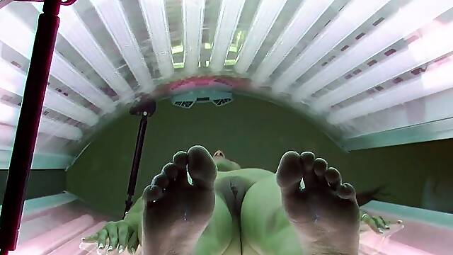 Gypsy playing with her pussy in solarium