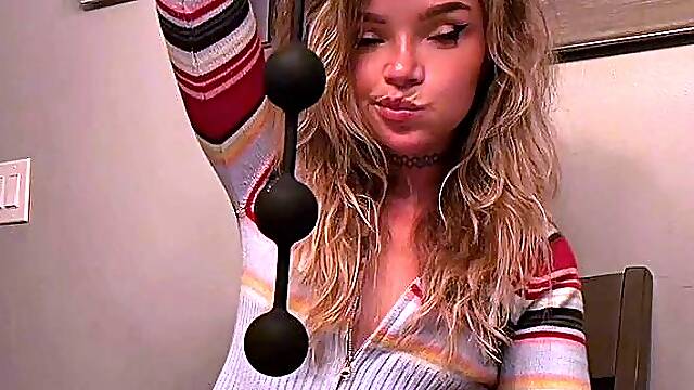 Amateur Webcam Cute Teen Plays Solo with Big Dildo