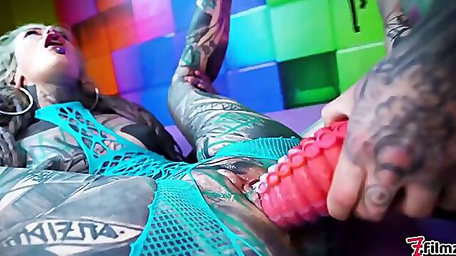 Hard inked lez Illuz use her tentacle strapon on Anuskatzz