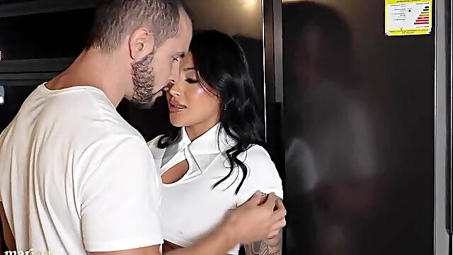 Dont leave your wife alone with your friend because hell surely do this - Mariana Martix & Duncan