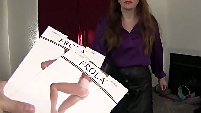 House wife Evangeline Gives Pantyhose Footjob 3